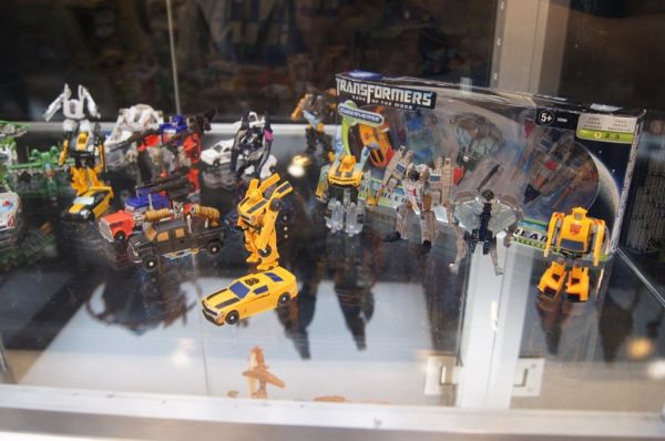 Transformers Cyberverse Bumblebee and Starscream Evolutions - Cybertronian & non-Cybertronian (Toys R Us exclusive) toy Transformers Cyberverse Bumblebee and Starscream Evolutions - Cybertronian & non-Cybertronian (Toys R Us exclusive) toy