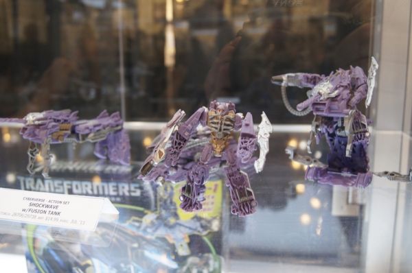 Transformers Cyberverse Shockwave w/ Fusion Tank toy Transformers Cyberverse Shockwave w/ Fusion Tank toy