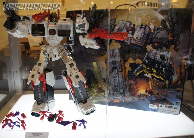 Transformers Generations Metroplex -SDCC version toy Transformers Generations Metroplex -SDCC version toy