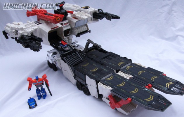 Transformers Generations Metroplex -SDCC version toy Transformers Generations Metroplex -SDCC version toy