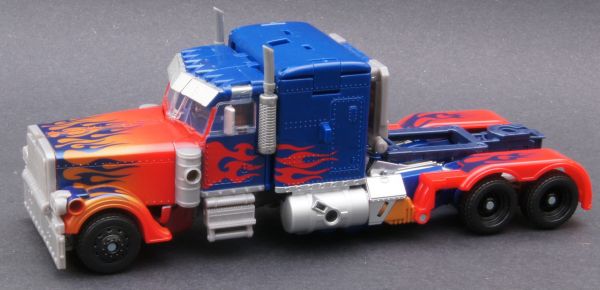 Transformers 3 Dark of the Moon Ultimate Optimus Prime toy Transformers 3 Dark of the Moon Ultimate Optimus Prime toy
