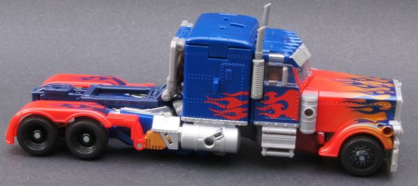 Transformers 3 Dark of the Moon Ultimate Optimus Prime toy Transformers 3 Dark of the Moon Ultimate Optimus Prime toy