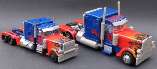 Transformers 3 Dark of the Moon Ultimate Optimus Prime toy Transformers 3 Dark of the Moon Ultimate Optimus Prime toy