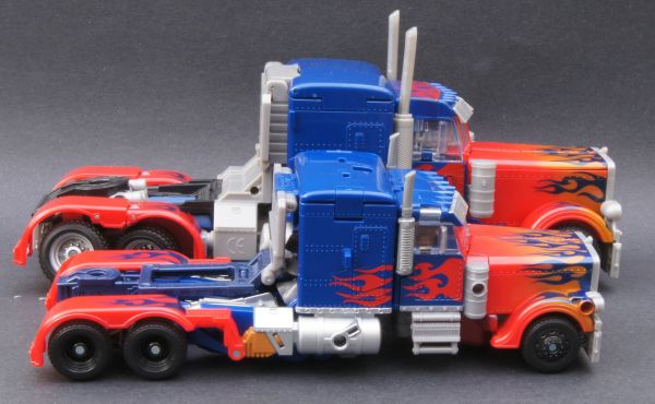 Transformers 3 Dark of the Moon Ultimate Optimus Prime toy Transformers 3 Dark of the Moon Ultimate Optimus Prime toy