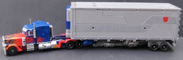 Transformers 3 Dark of the Moon Ultimate Optimus Prime toy Transformers 3 Dark of the Moon Ultimate Optimus Prime toy