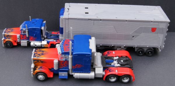 Transformers 3 Dark of the Moon Ultimate Optimus Prime toy Transformers 3 Dark of the Moon Ultimate Optimus Prime toy