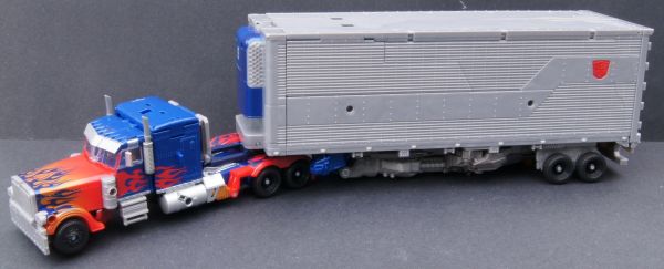 Transformers 3 Dark of the Moon Ultimate Optimus Prime toy Transformers 3 Dark of the Moon Ultimate Optimus Prime toy