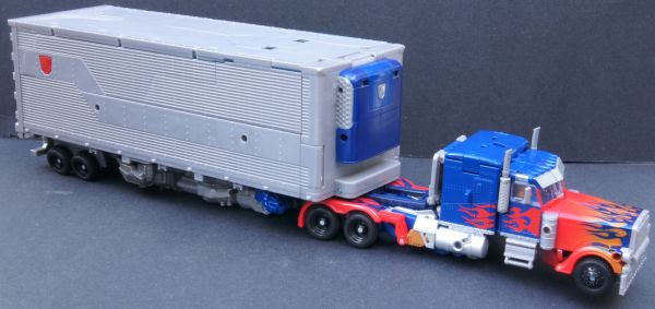 Transformers 3 Dark of the Moon Ultimate Optimus Prime toy Transformers 3 Dark of the Moon Ultimate Optimus Prime toy