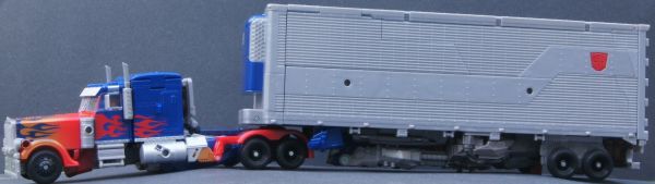 Transformers 3 Dark of the Moon Ultimate Optimus Prime toy Transformers 3 Dark of the Moon Ultimate Optimus Prime toy