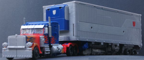 Transformers 3 Dark of the Moon Ultimate Optimus Prime toy Transformers 3 Dark of the Moon Ultimate Optimus Prime toy