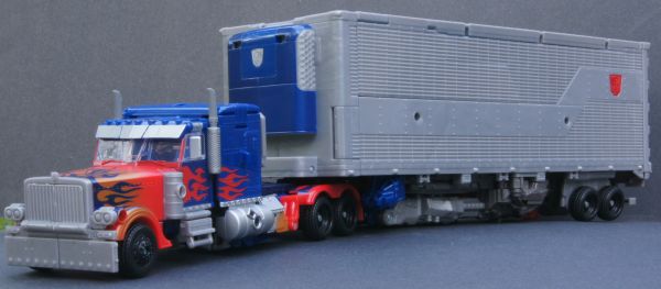 Transformers 3 Dark of the Moon Ultimate Optimus Prime toy Transformers 3 Dark of the Moon Ultimate Optimus Prime toy