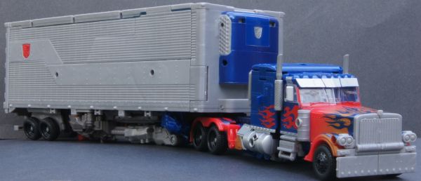 Transformers 3 Dark of the Moon Ultimate Optimus Prime toy Transformers 3 Dark of the Moon Ultimate Optimus Prime toy