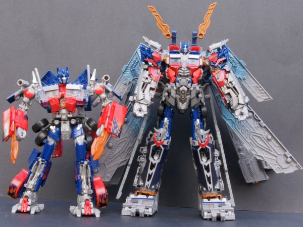 Transformers 3 Dark of the Moon Ultimate Optimus Prime toy Transformers 3 Dark of the Moon Ultimate Optimus Prime toy