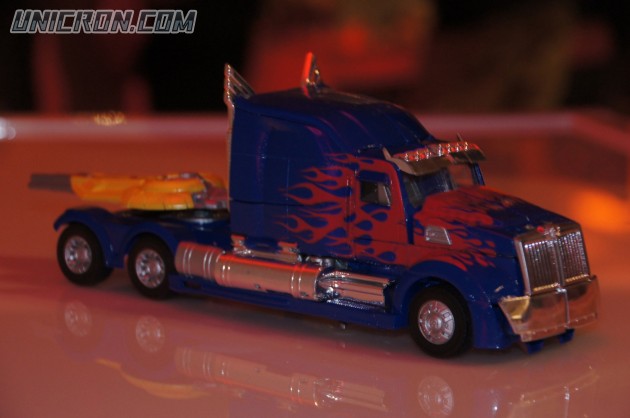Transformers 4 Age of Extinction Optimus Prime (AoE Leader Class) toy Transformers 4 Age of Extinction Optimus Prime (AoE Leader Class) toy