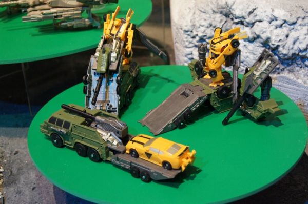 Transformers Cyberverse Bumblebee w/ Mobile Battle Bunker toy Transformers Cyberverse Bumblebee w/ Mobile Battle Bunker toy