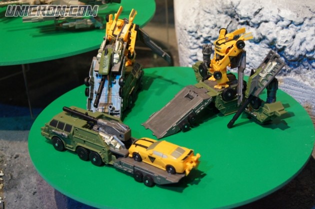 Transformers Cyberverse Bumblebee w/ Mobile Battle Bunker toy Transformers Cyberverse Bumblebee w/ Mobile Battle Bunker toy