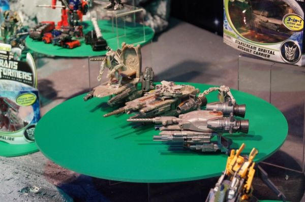 Transformers Cyberverse Starscream w/ Orbital Assault Carrier toy Transformers Cyberverse Starscream w/ Orbital Assault Carrier toy