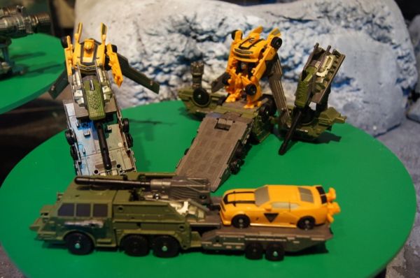 Transformers Cyberverse Bumblebee w/ Mobile Battle Bunker toy Transformers Cyberverse Bumblebee w/ Mobile Battle Bunker toy