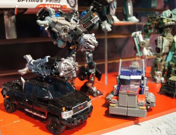 Transformers 3 Dark of the Moon Ironhide (Voyager) toy Transformers 3 Dark of the Moon Ironhide (Voyager) toy